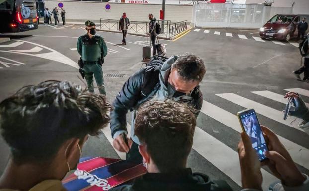 Galería. Luis Enrique firma una camiseta del FC Barcelona.