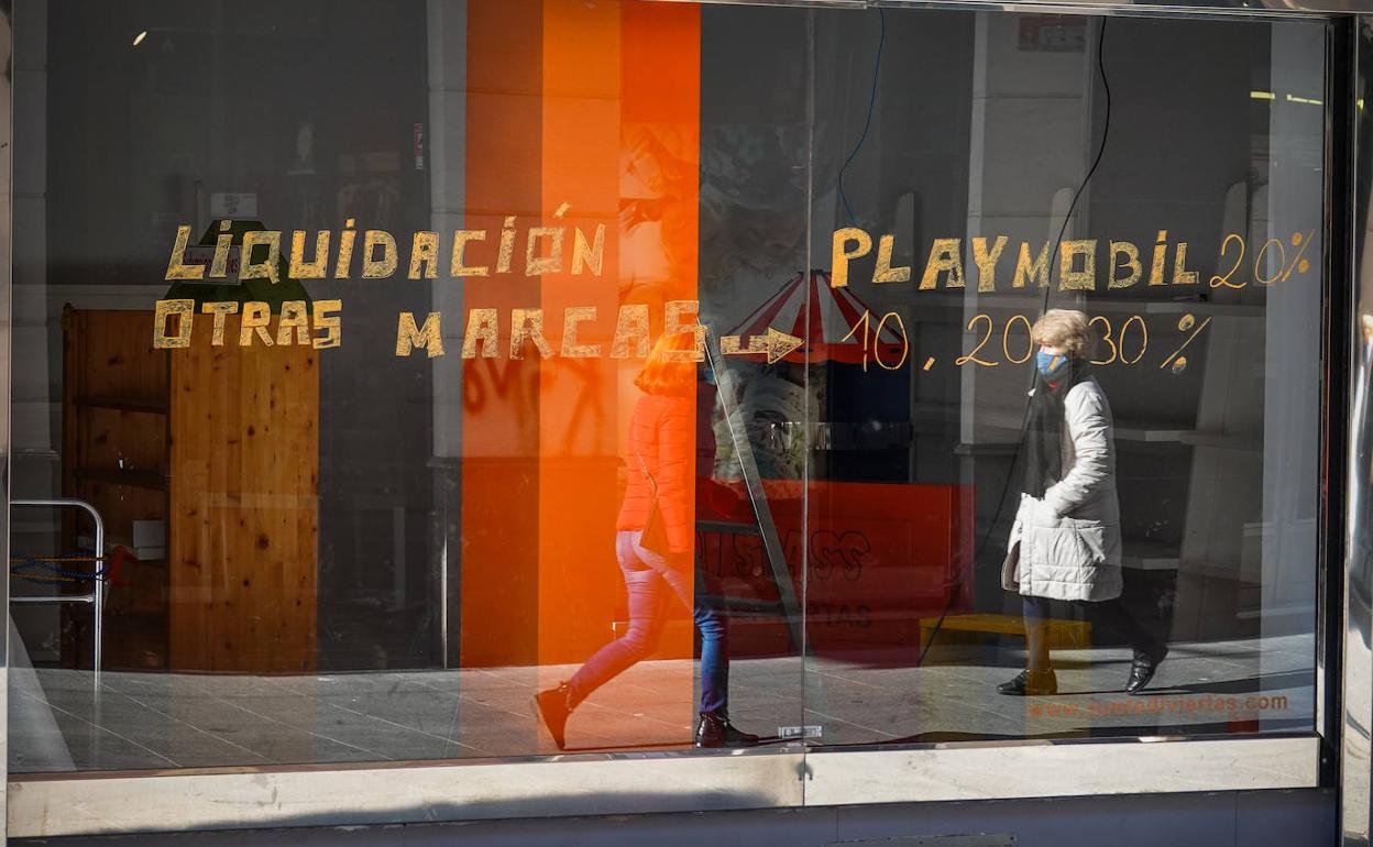 El escaparate de un comercio de Granada que cerró el pasado mes de enero