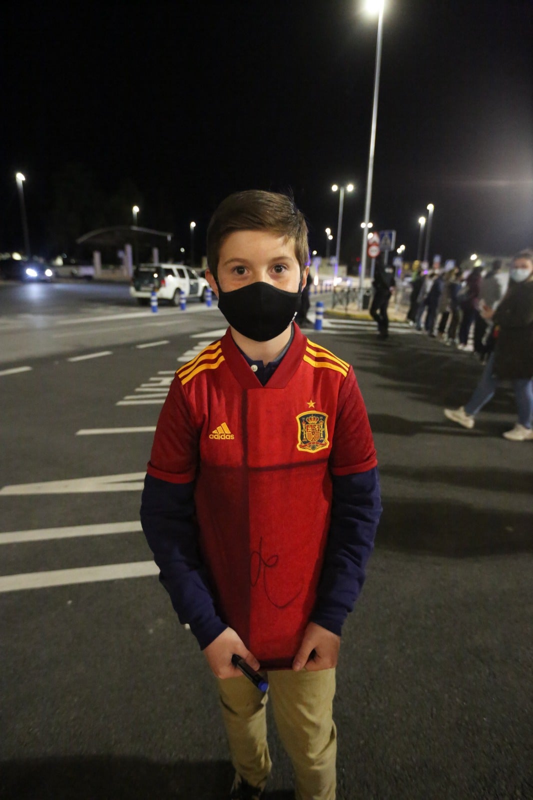 El capitaán de la selección española de fútbol, Sergio Ramos, a su llegada al aeropuerto Federico García Lorca.