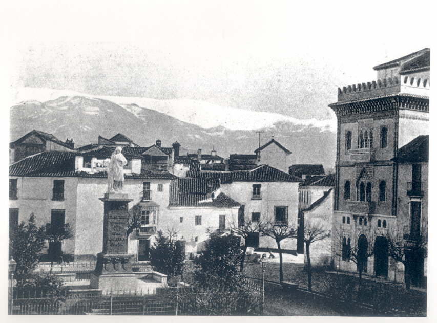 Imagen de la plaza Mariana Pineda a finales del siglo XIX, con la Casa de la Tortajada a la derecha. 