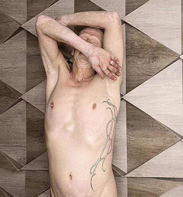 Rocío Castilla sitúa a sus modelos en sus hogares buscando la información que aporta la intimidad.. 