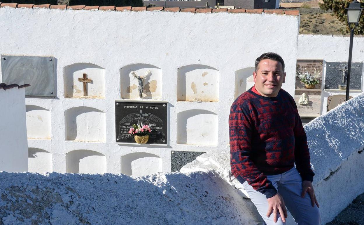 Ibán de María Guardiola, en el cementerio. 