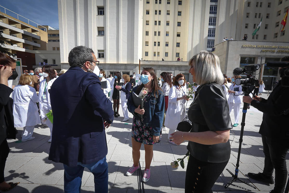 Primeras voces de Granada rinden homenaje a los profesionales sanitarios en su lucha contra la covid en un concierto en la explanada del Hospital Virgen de las Nieves