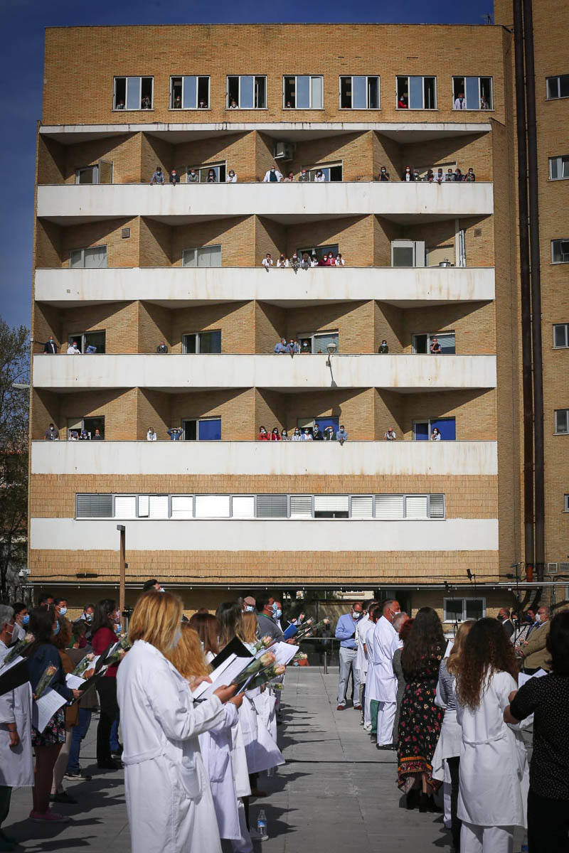 Primeras voces de Granada rinden homenaje a los profesionales sanitarios en su lucha contra la covid en un concierto en la explanada del Hospital Virgen de las Nieves