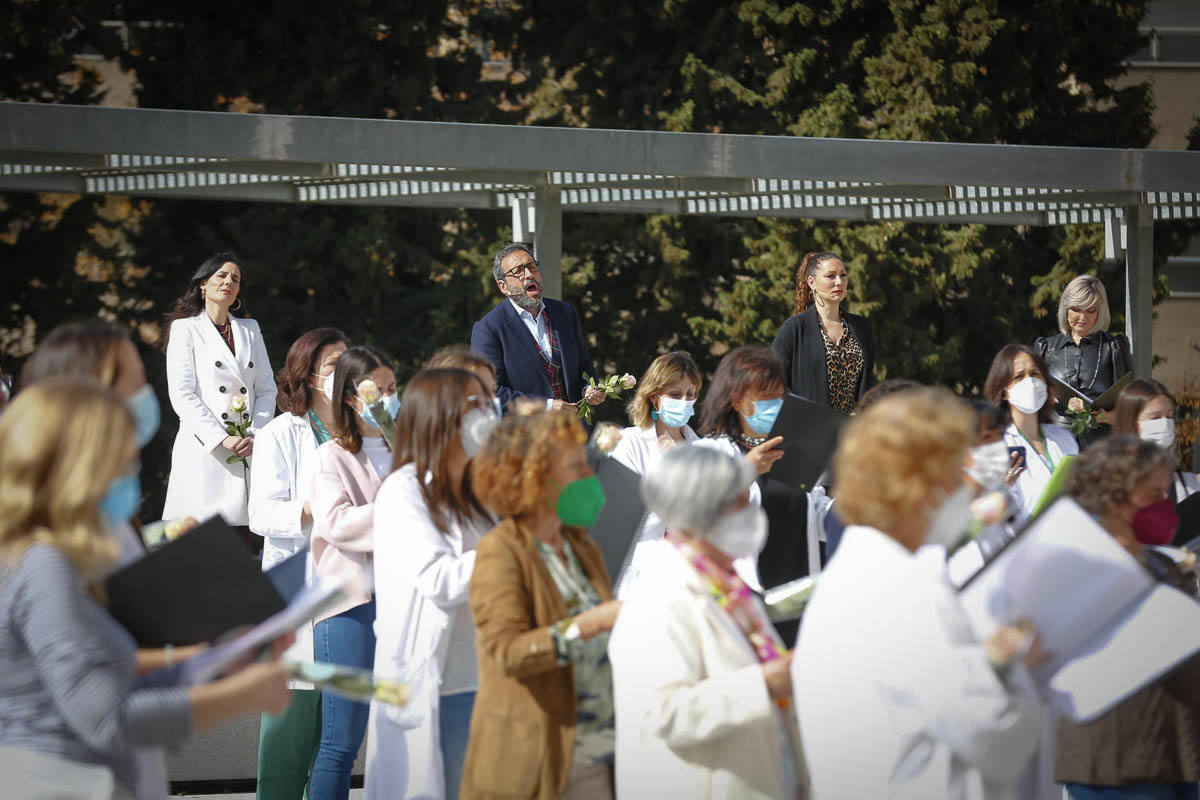 Primeras voces de Granada rinden homenaje a los profesionales sanitarios en su lucha contra la covid en un concierto en la explanada del Hospital Virgen de las Nieves