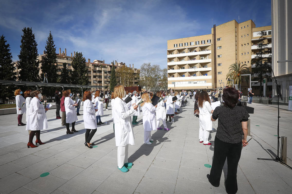 Primeras voces de Granada rinden homenaje a los profesionales sanitarios en su lucha contra la covid en un concierto en la explanada del Hospital Virgen de las Nieves