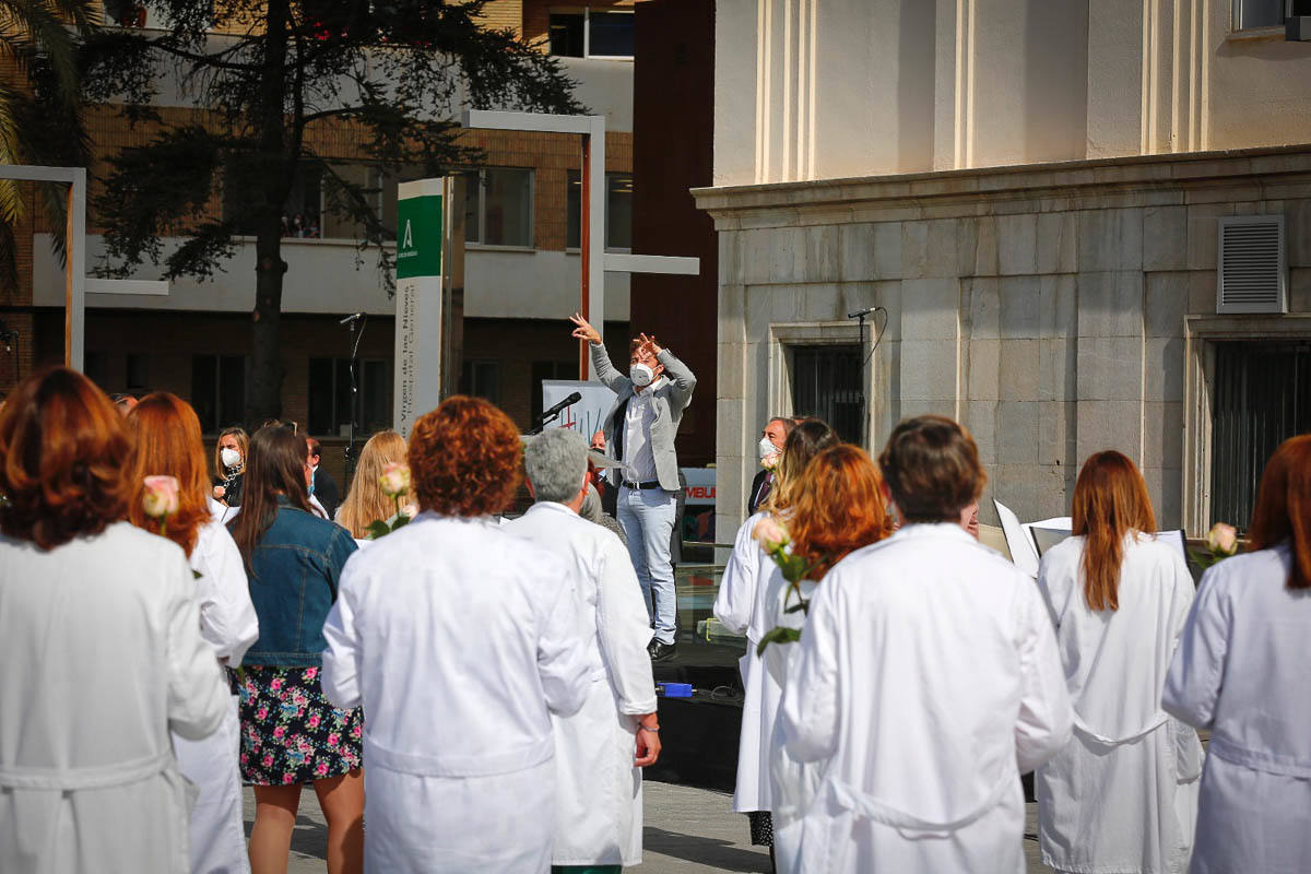 Primeras voces de Granada rinden homenaje a los profesionales sanitarios en su lucha contra la covid en un concierto en la explanada del Hospital Virgen de las Nieves