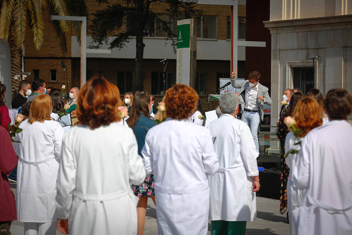 Primeras voces de Granada rinden homenaje a los profesionales sanitarios en su lucha contra la covid en un concierto en la explanada del Hospital Virgen de las Nieves