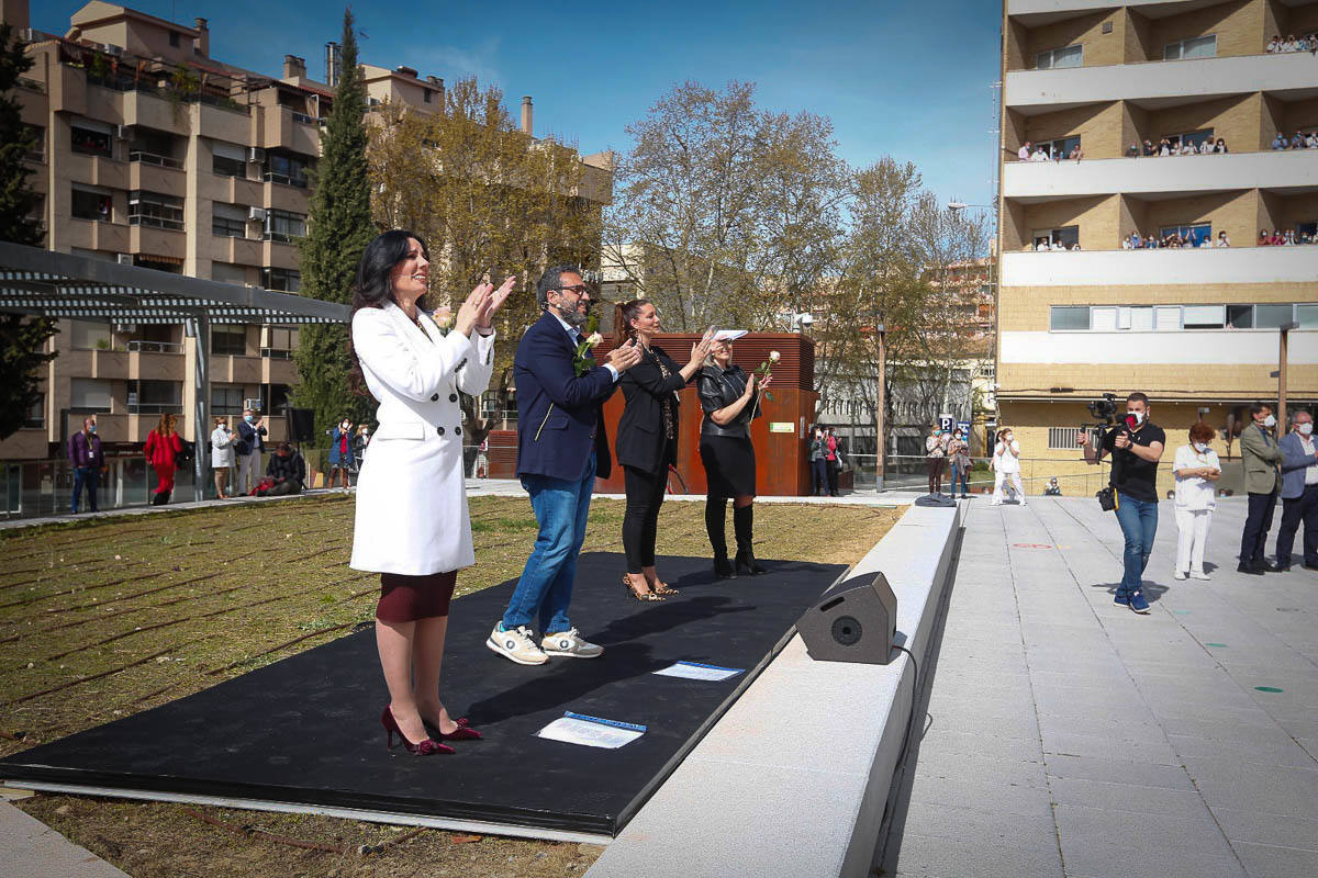 Primeras voces de Granada rinden homenaje a los profesionales sanitarios en su lucha contra la covid en un concierto en la explanada del Hospital Virgen de las Nieves