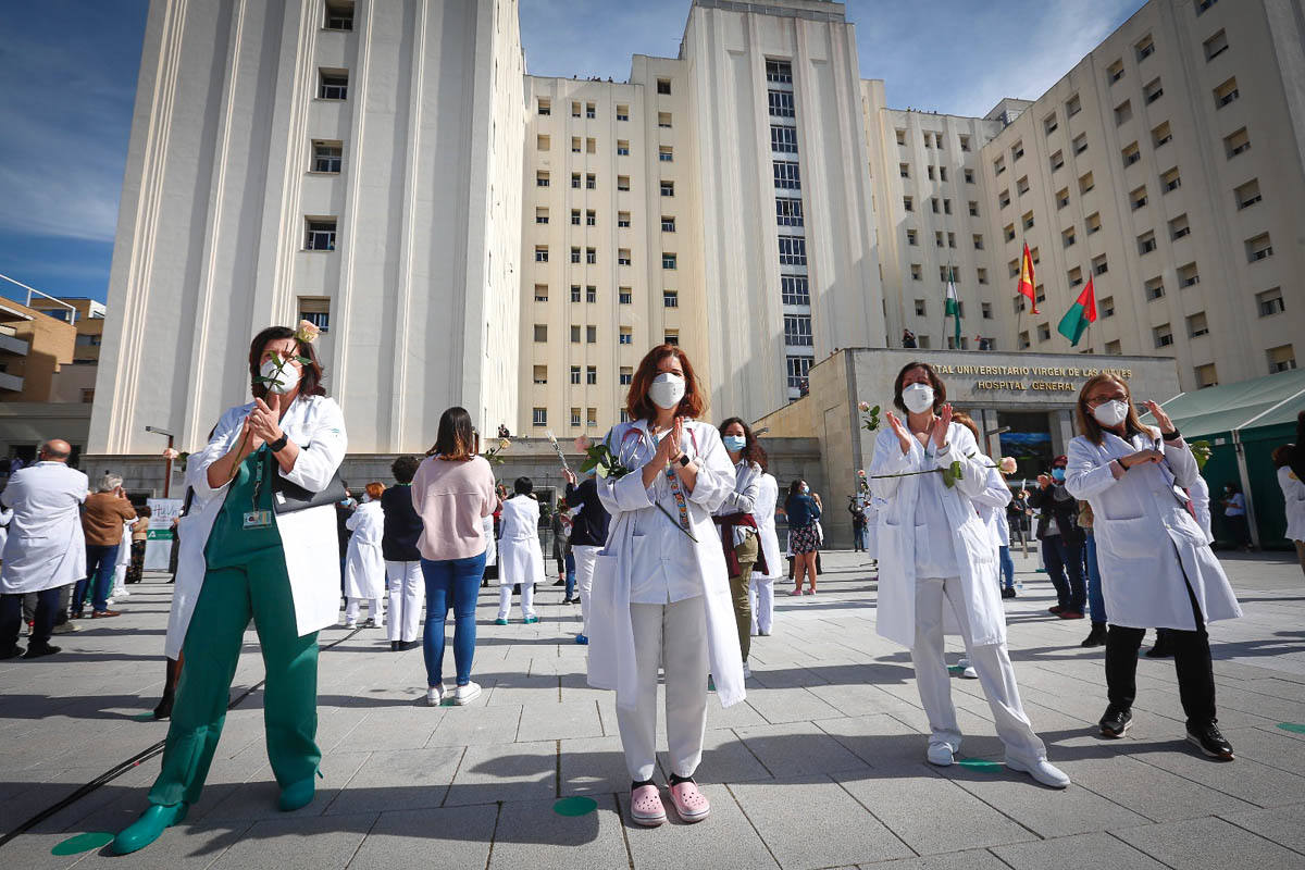 Primeras voces de Granada rinden homenaje a los profesionales sanitarios en su lucha contra la covid en un concierto en la explanada del Hospital Virgen de las Nieves