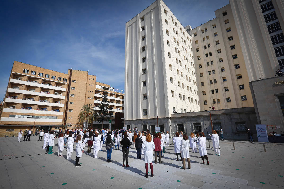 Primeras voces de Granada rinden homenaje a los profesionales sanitarios en su lucha contra la covid en un concierto en la explanada del Hospital Virgen de las Nieves