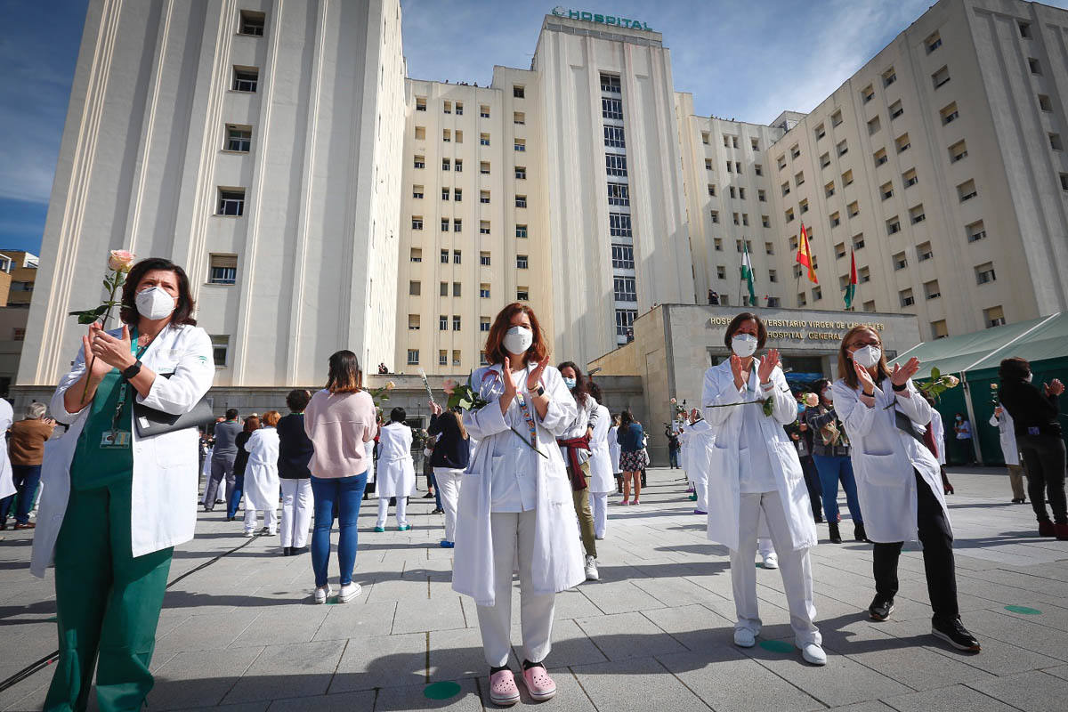 Primeras voces de Granada rinden homenaje a los profesionales sanitarios en su lucha contra la covid en un concierto en la explanada del Hospital Virgen de las Nieves