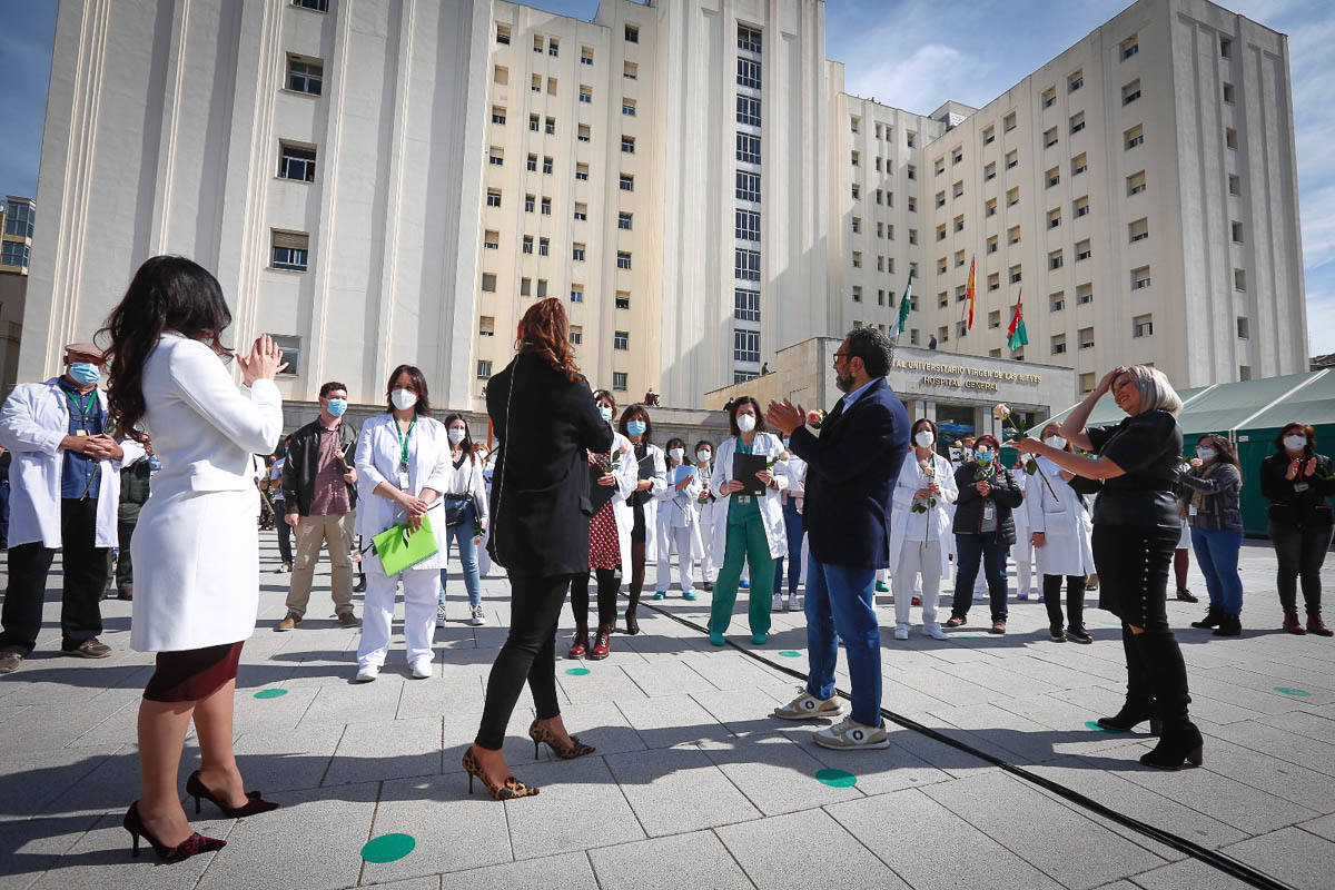 Primeras voces de Granada rinden homenaje a los profesionales sanitarios en su lucha contra la covid en un concierto en la explanada del Hospital Virgen de las Nieves