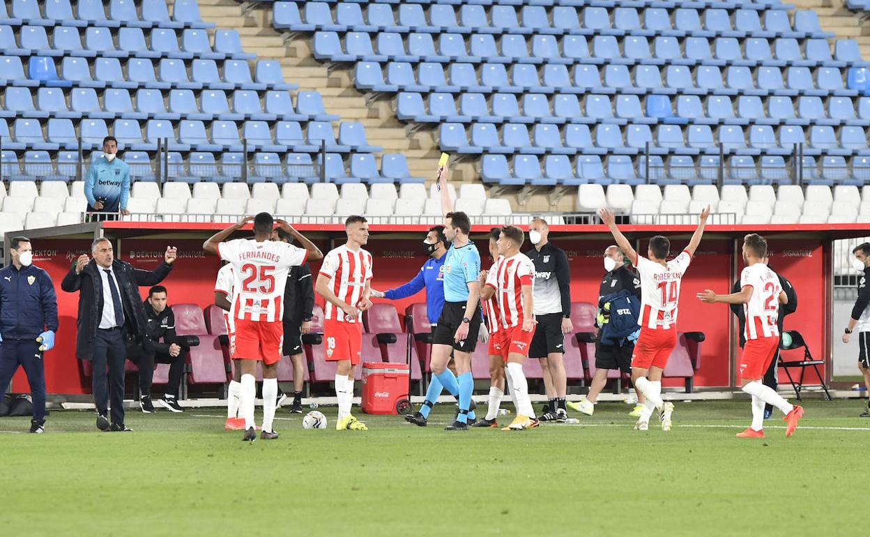 Los jugadores rojiblancos rodean a López Toca. 