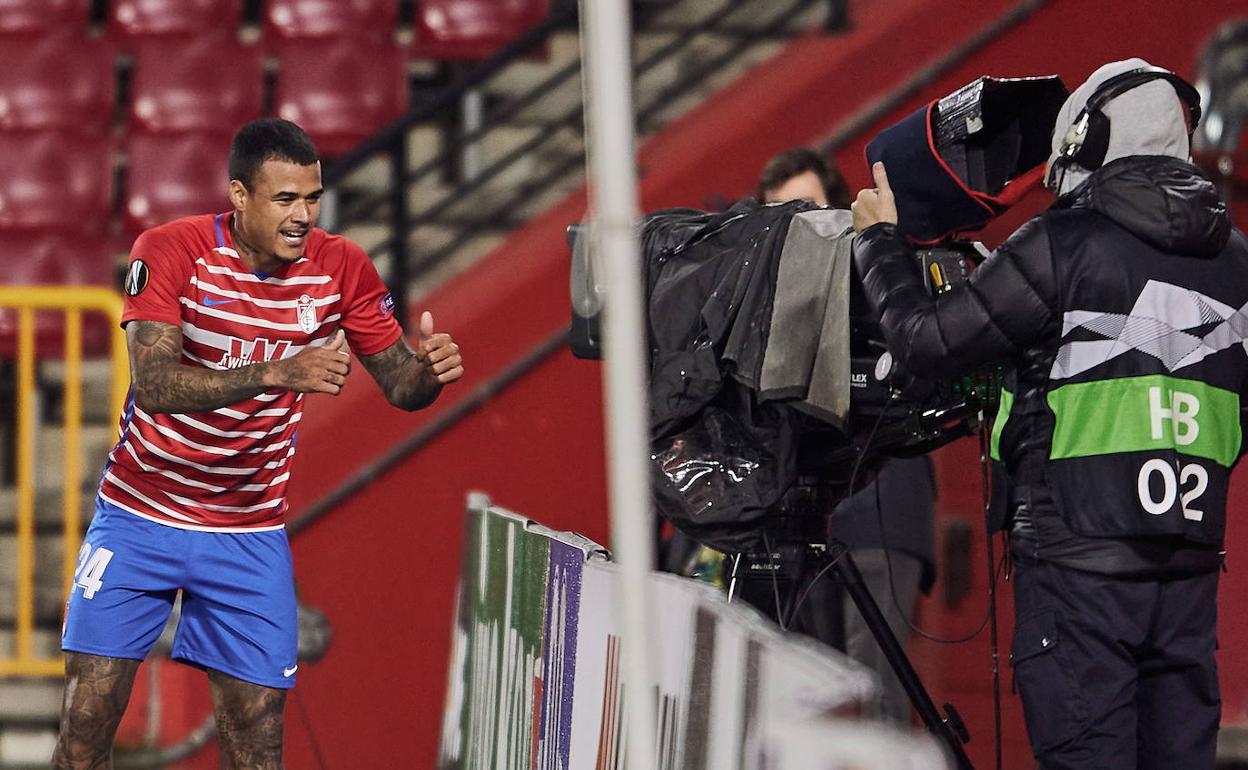 Kenedy celebra su gol al Nápoles frente a una cámara de televisión. 