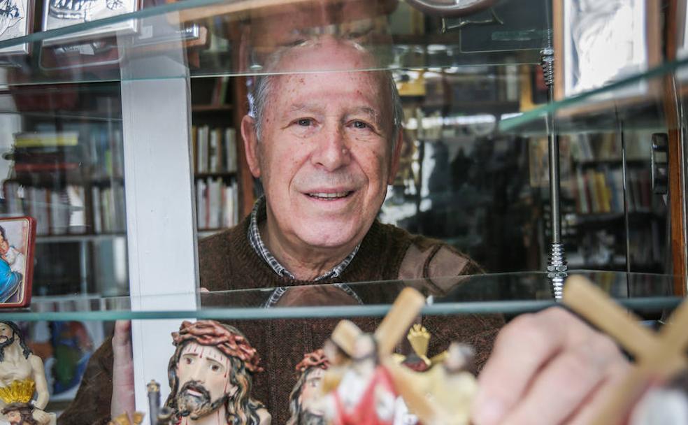 José Manuel Con es el librero religioso de la calle Príncipe. 