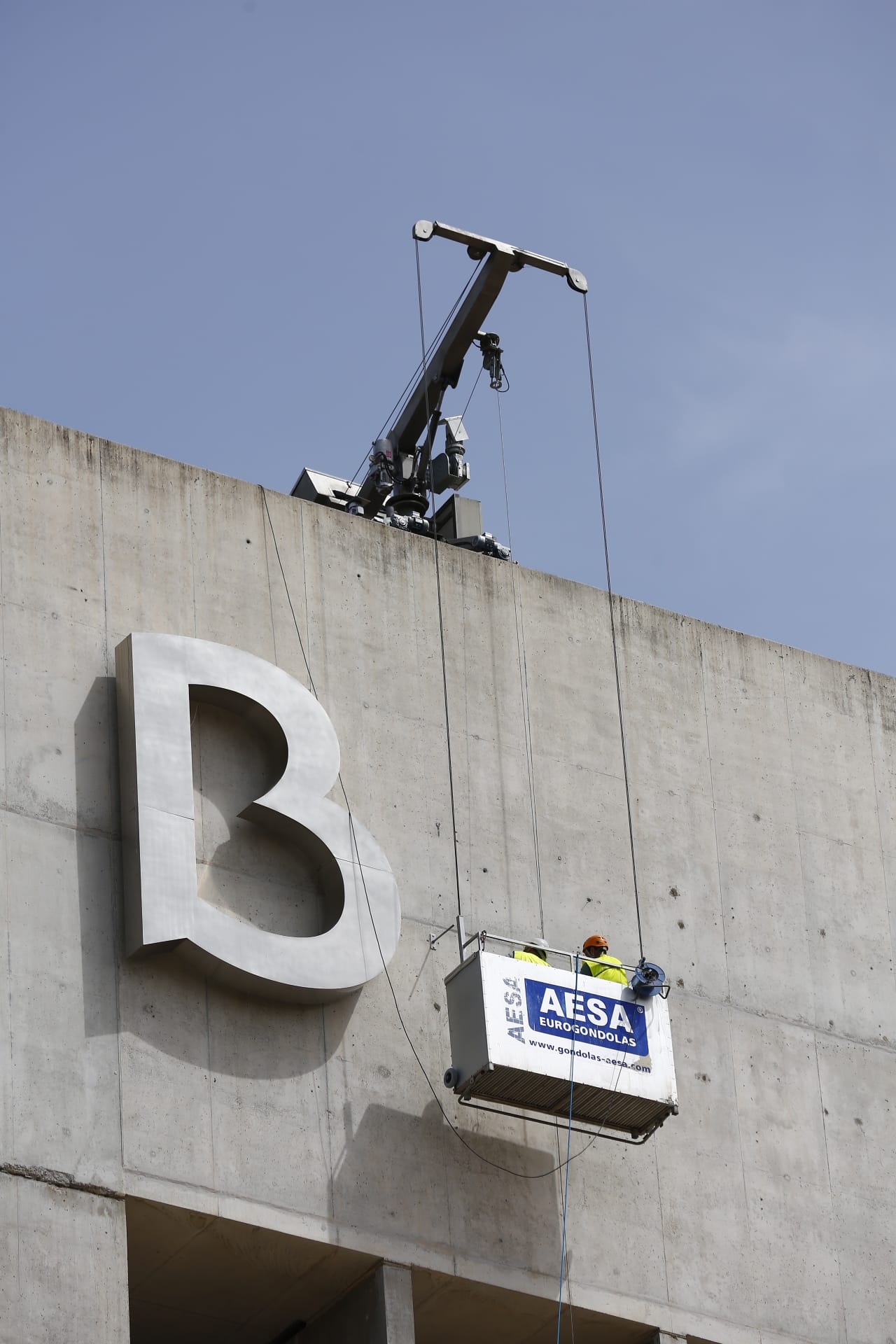 La emblemática sede bancaria está retirando hoy el logo y colocando el nuevo