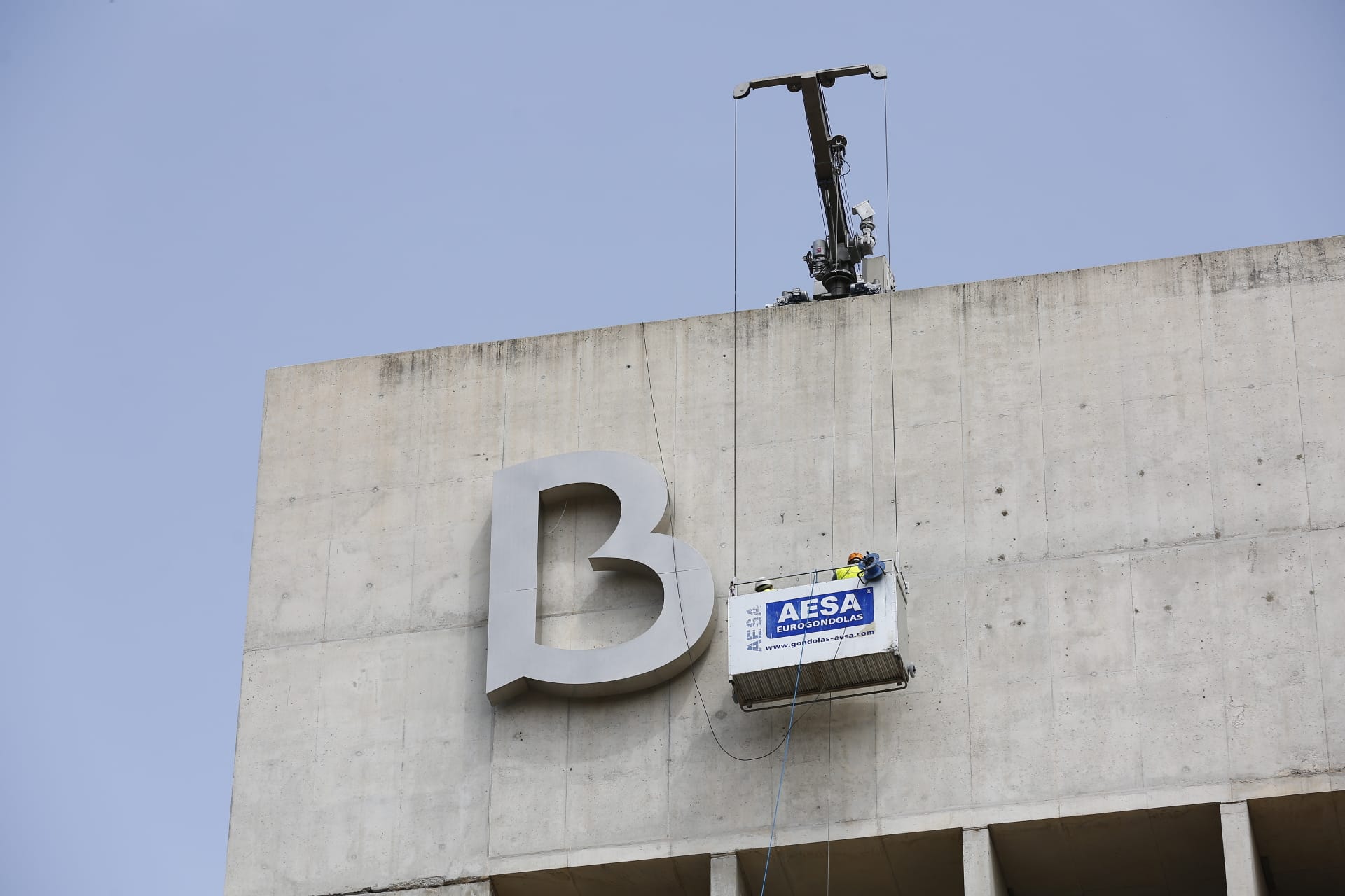 La emblemática sede bancaria está retirando hoy el logo y colocando el nuevo