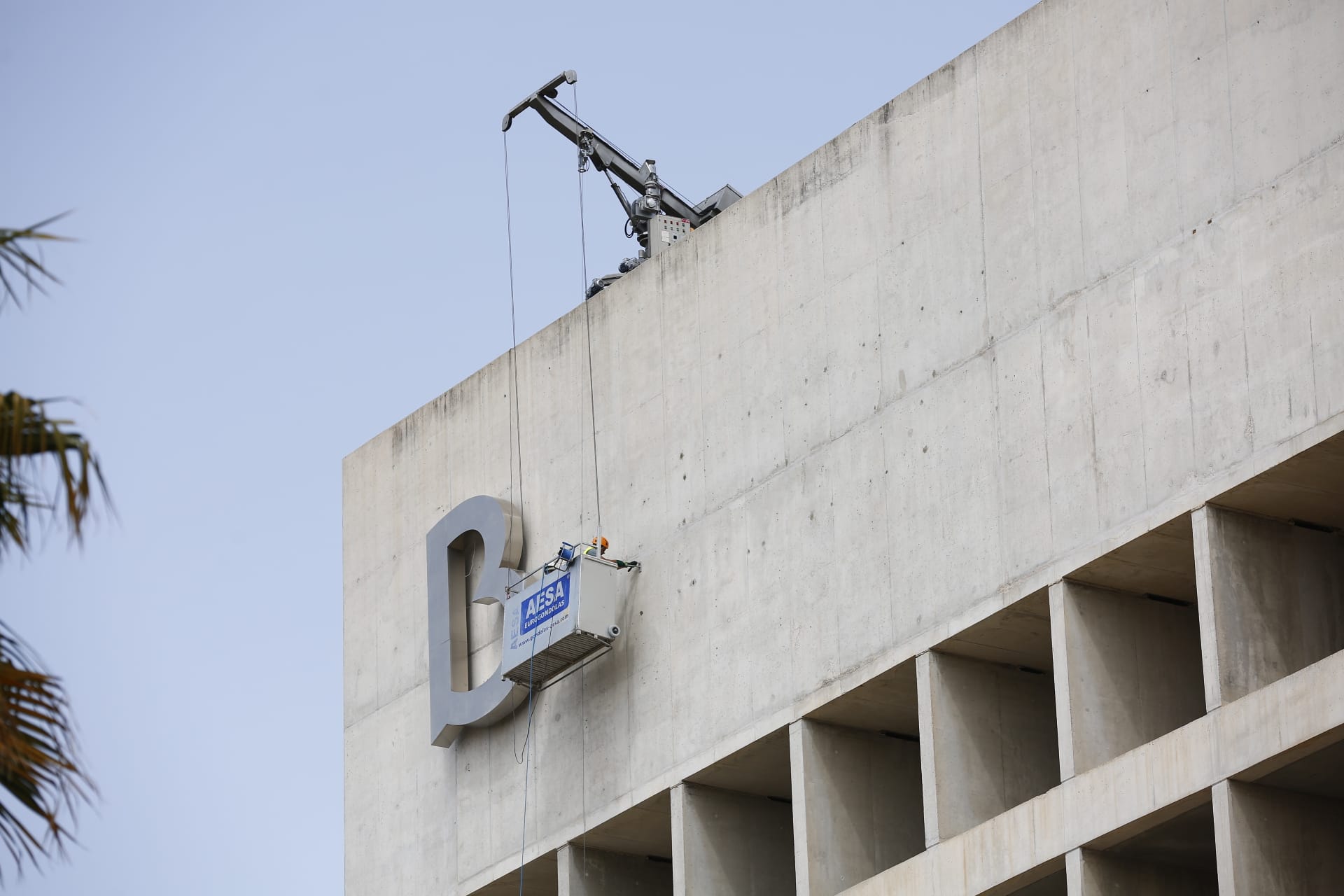 La emblemática sede bancaria está retirando hoy el logo y colocando el nuevo