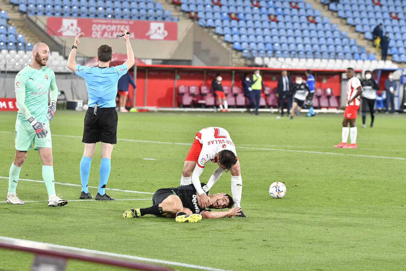 López Toca 'toca' el aviso al banquillo del Leganés para que atiendan a Bustinza, 'auxiliado' por Juan Villar.