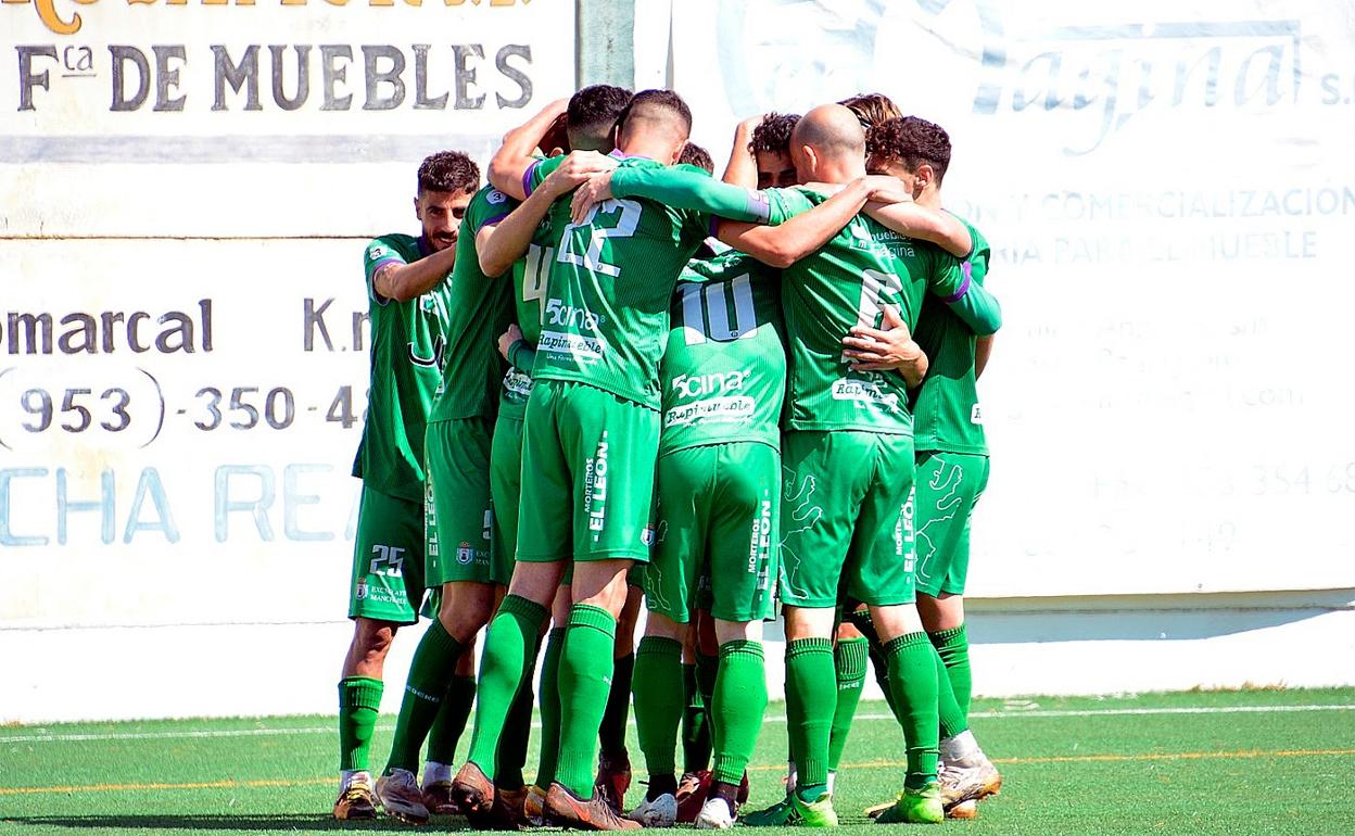 Los verdes celebran su victoria ante el CD Torreperogil. 