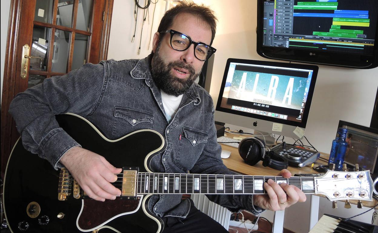 El músico Andrés López, firma con el pseudónimo Andrelo Prado. 