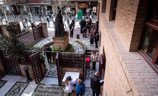 Cola a las puertas de la sede de la orden en Granada.