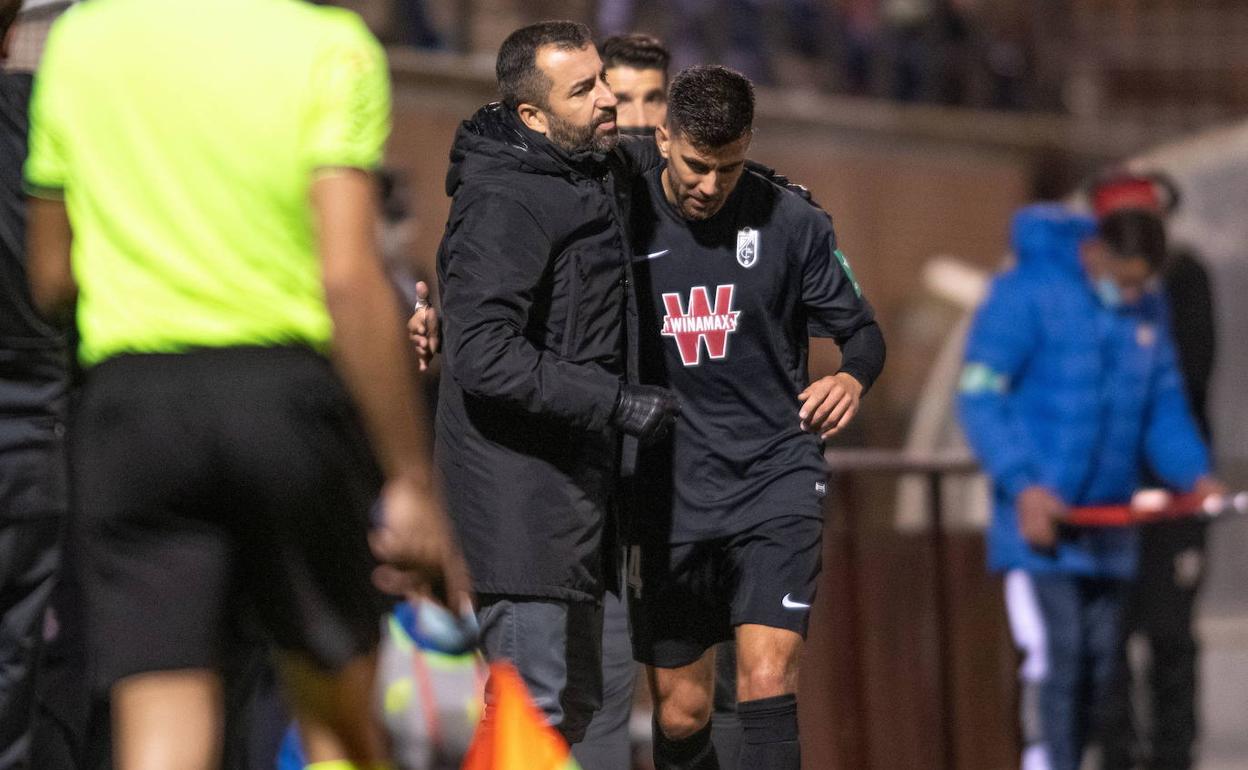 Diego Martínez felicita a Fede Vico al reemplazarle en el partido de Copa del Rey en Navalcarnero. 