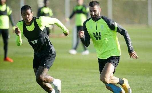 Gonalons corre junto a Kenedy. 