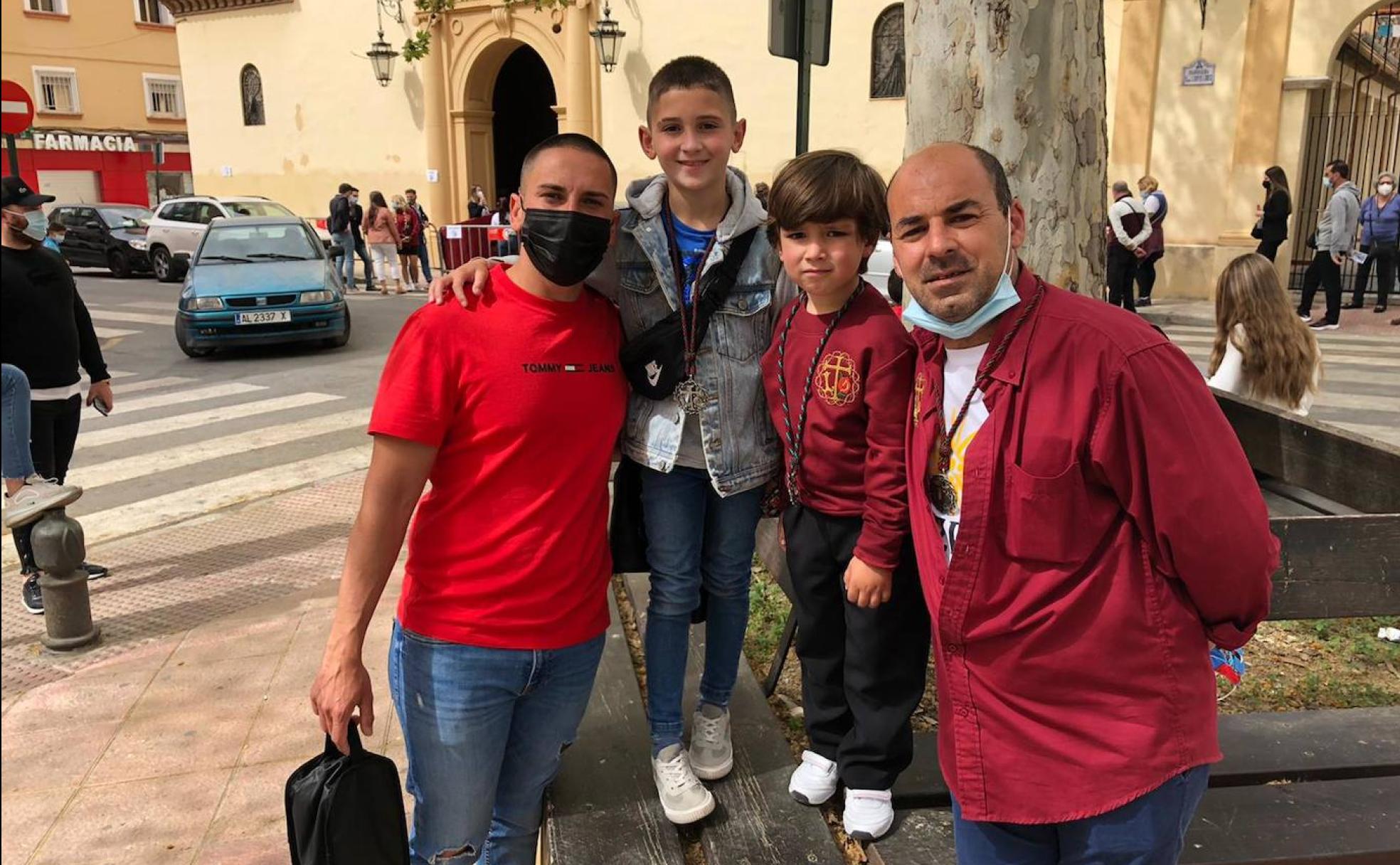 David 'El pechos' y José María 'El Lechuga', con sus hijos, David y Hugo. 