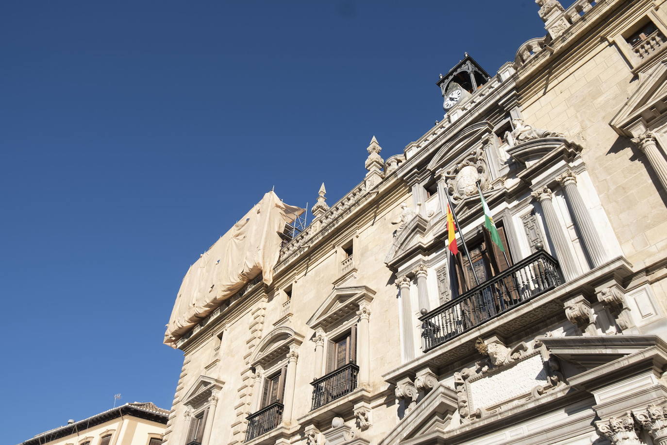 Parte superior de la fachada del TSJA, que se halla en Plaza Nueva. 