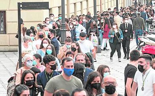 Cientos de personas acudieron a visitar a la Virgen de La Esperanza. 