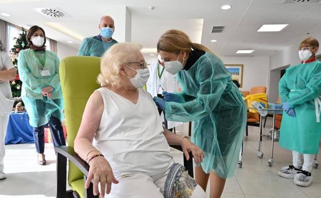 Andalucía empezará a vacunar a los mayores de 65 y a pacientes de alto riesgo a partir del 15 de abril