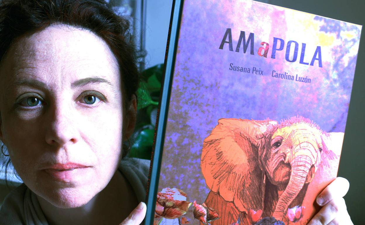 Carolina Luzón, con un ejemplar de 'Amapola', ilustrado por ella.