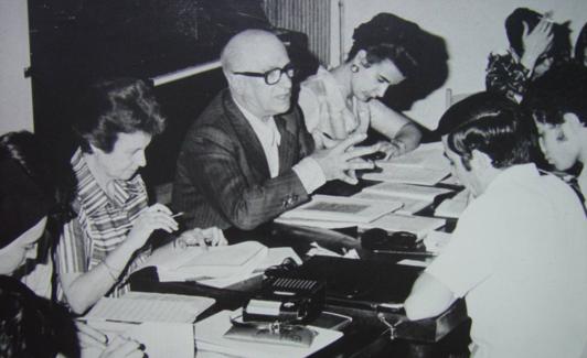 Rodolfo Halffter, impartiendo un curso en Granada.