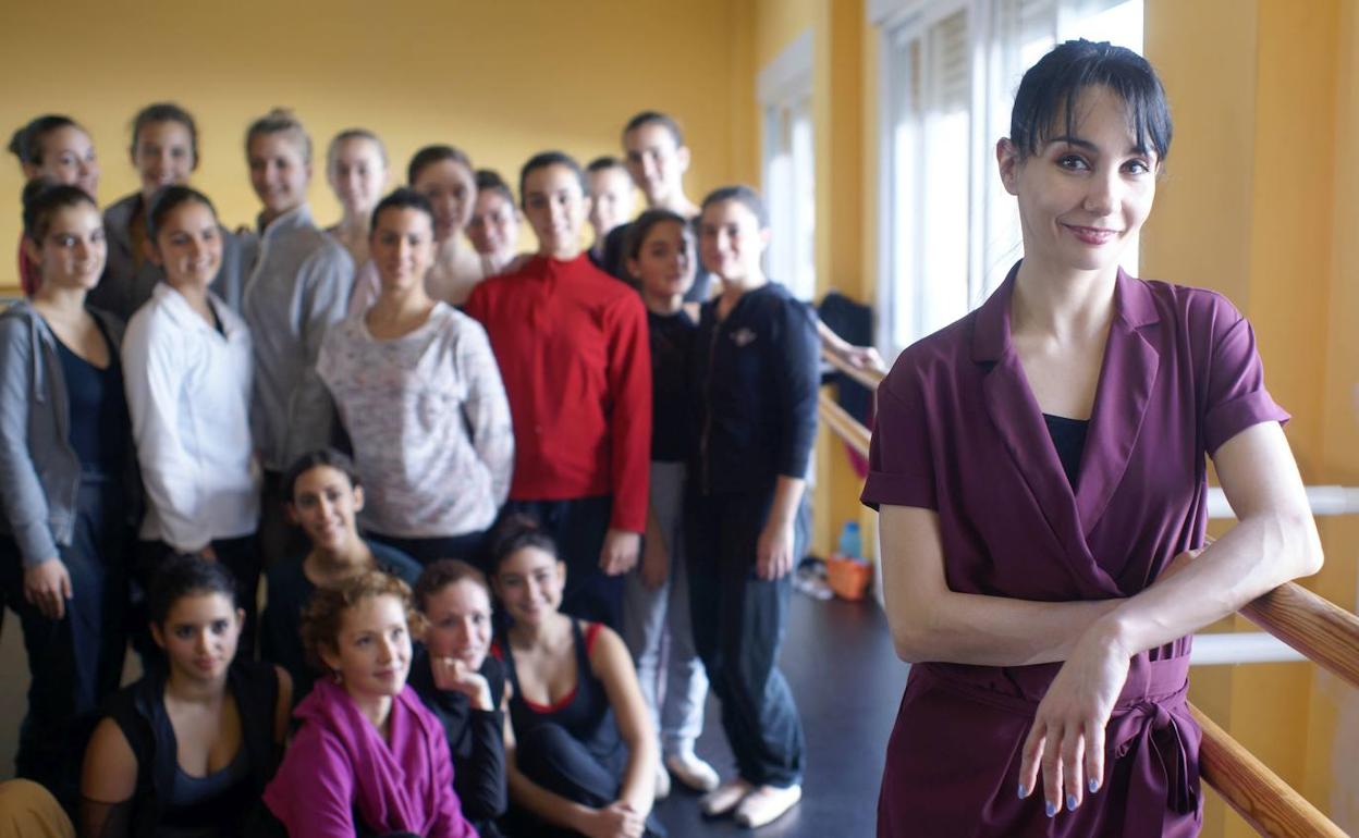 La bailarina Tamara Rojo, con un grupo de sus alumnos, durante un curso en 2013.