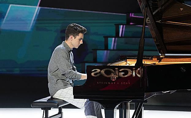 Rogelio Gil al piano. 
