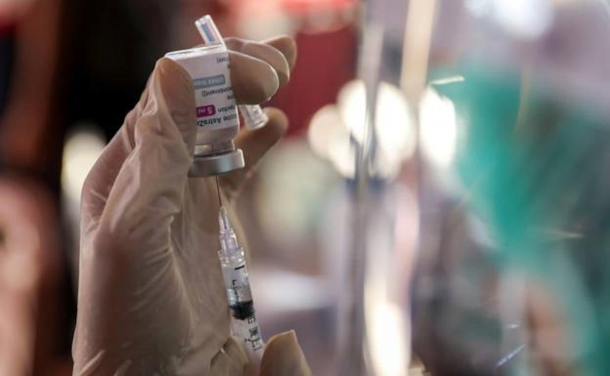 Sanidad y comunidades acuerdan poner AstraZeneca a trabajadores esenciales mayores de 65 años