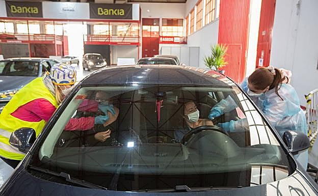 La mayor remesa de vacunas hasta la fecha llega a Granada con el mes de abril