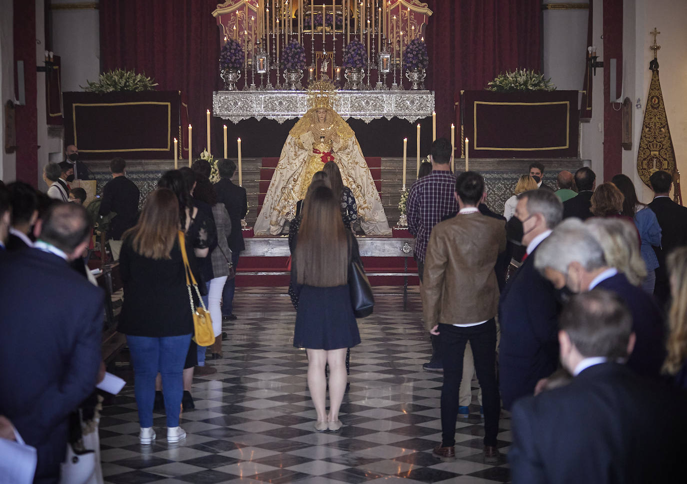 Este Jueves Santo se ha vuelto a repetir el acto solemne de encendido, a las doce de la mañana; en esta ocasión, a cargo del hermano mayor de la cofradía del Silencio