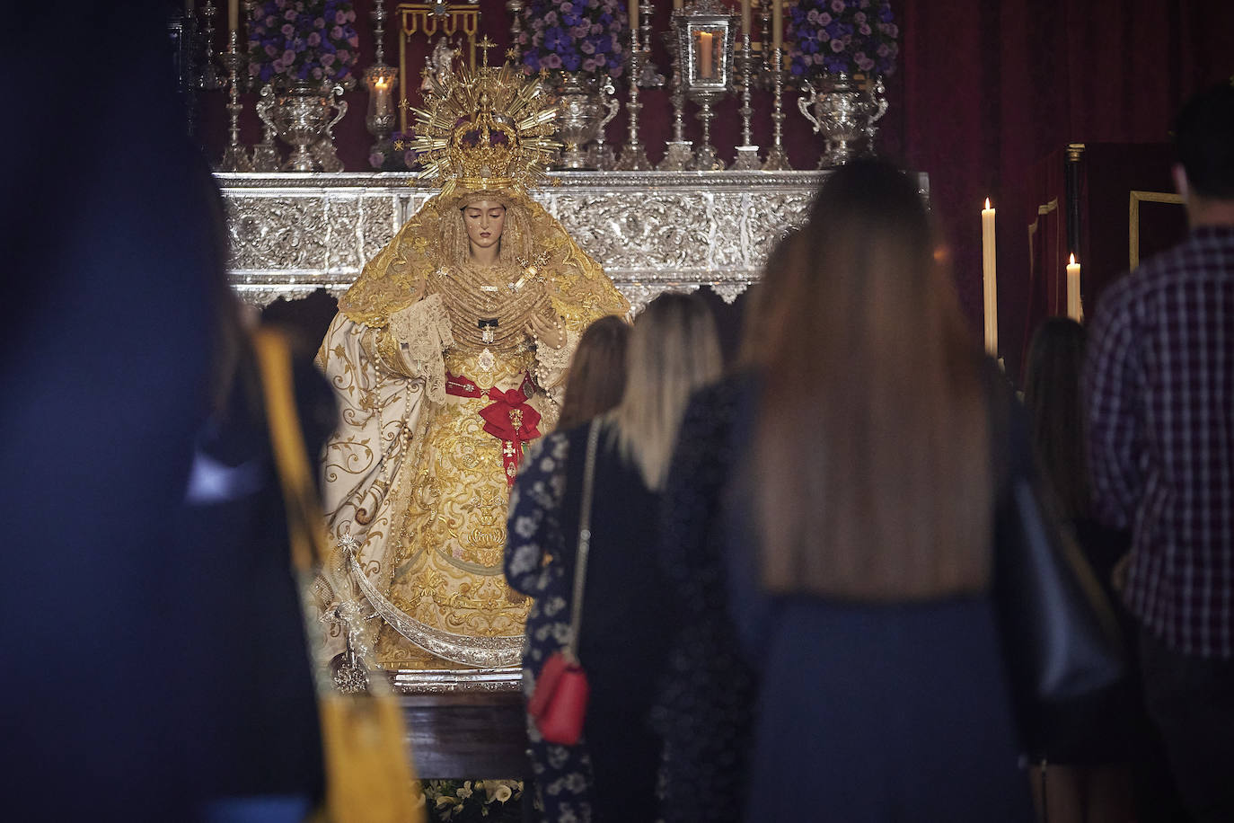 Este Jueves Santo se ha vuelto a repetir el acto solemne de encendido, a las doce de la mañana; en esta ocasión, a cargo del hermano mayor de la cofradía del Silencio