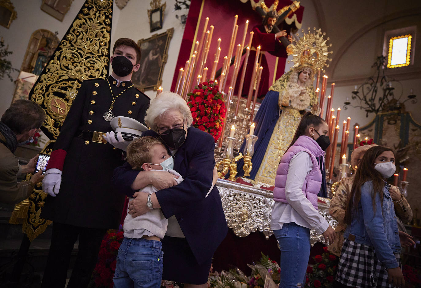 Este Jueves Santo se ha vuelto a repetir el acto solemne de encendido, a las doce de la mañana; en esta ocasión, a cargo del hermano mayor de la cofradía del Silencio