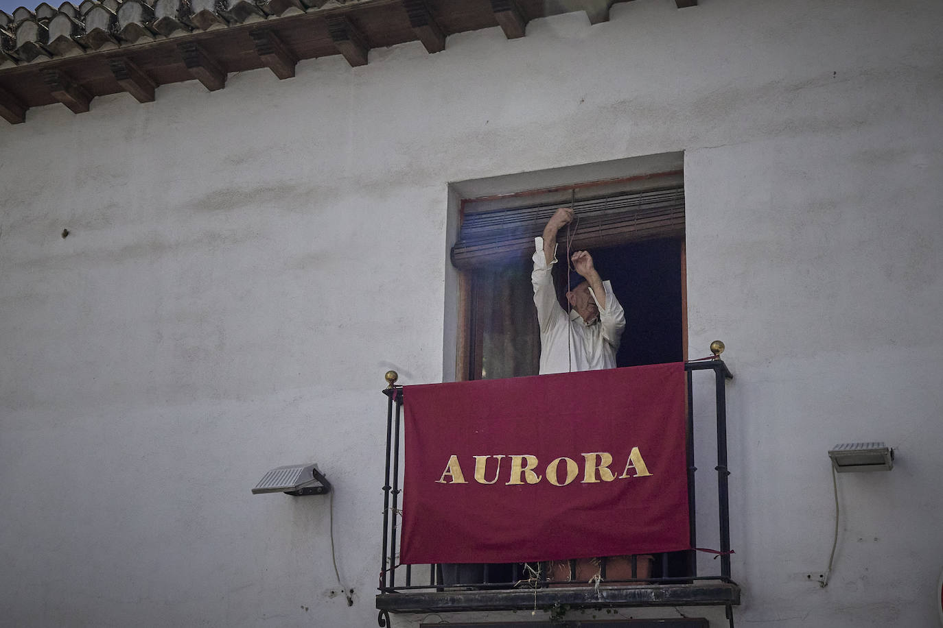 Este Jueves Santo se ha vuelto a repetir el acto solemne de encendido, a las doce de la mañana; en esta ocasión, a cargo del hermano mayor de la cofradía del Silencio