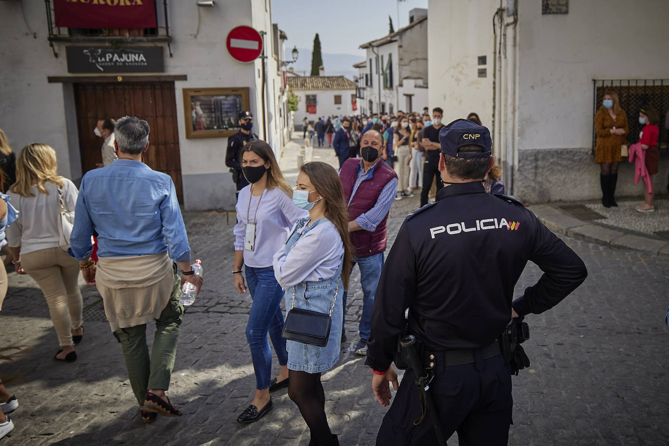 Ciudadanos por las calles de Granada este Jueves Santo.