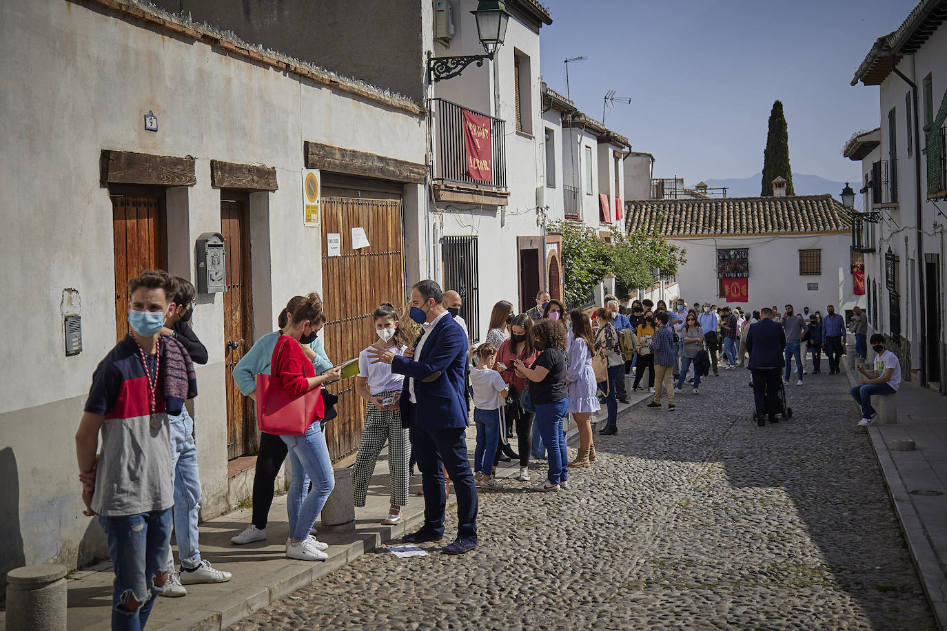 Ciudadanos por las calles de Granada este Jueves Santo.