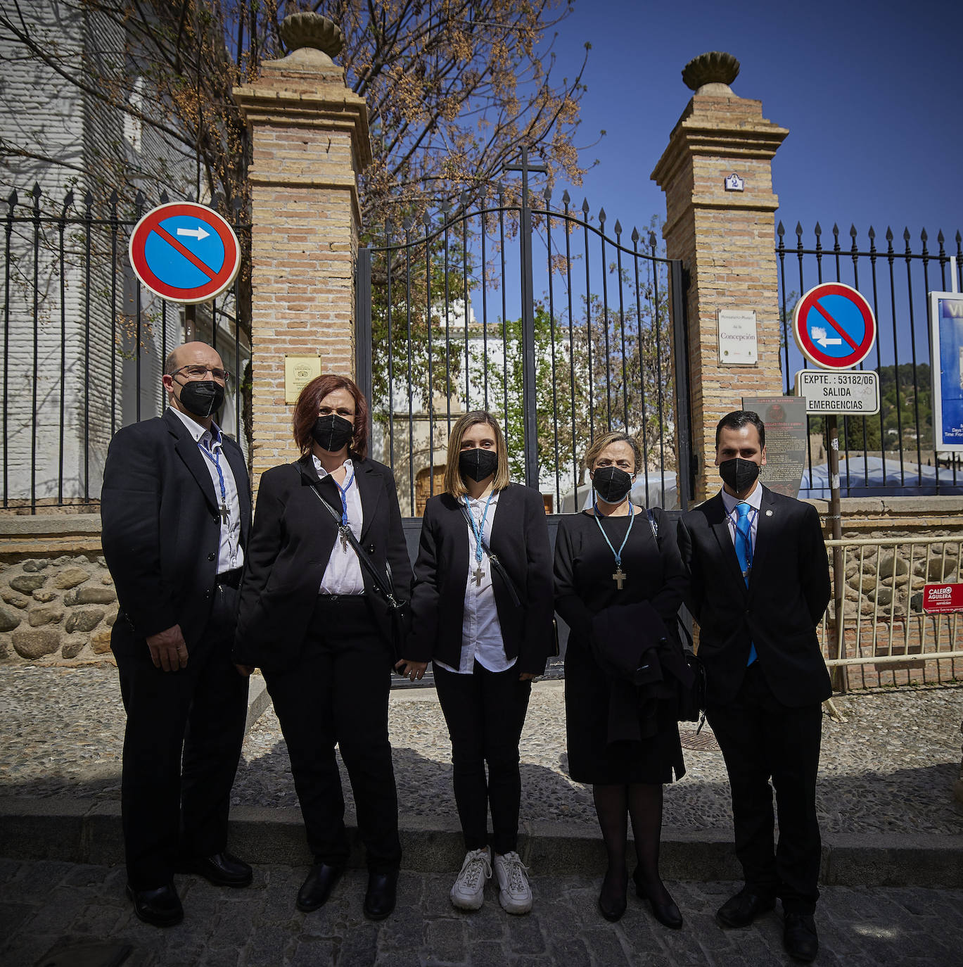 Ciudadanos por las calles de Granada este Jueves Santo.