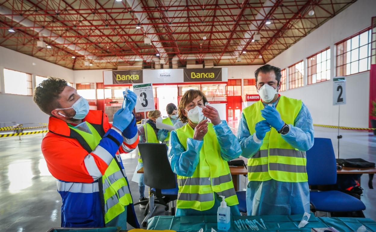 Los sanitarios se preparan para una largar jornada de vacunaciones en Fermasa.