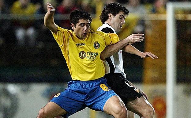 Riquelme y Albelda se miden en una semifinal de la UEFA. Los amarillos debutaban aquel año. 