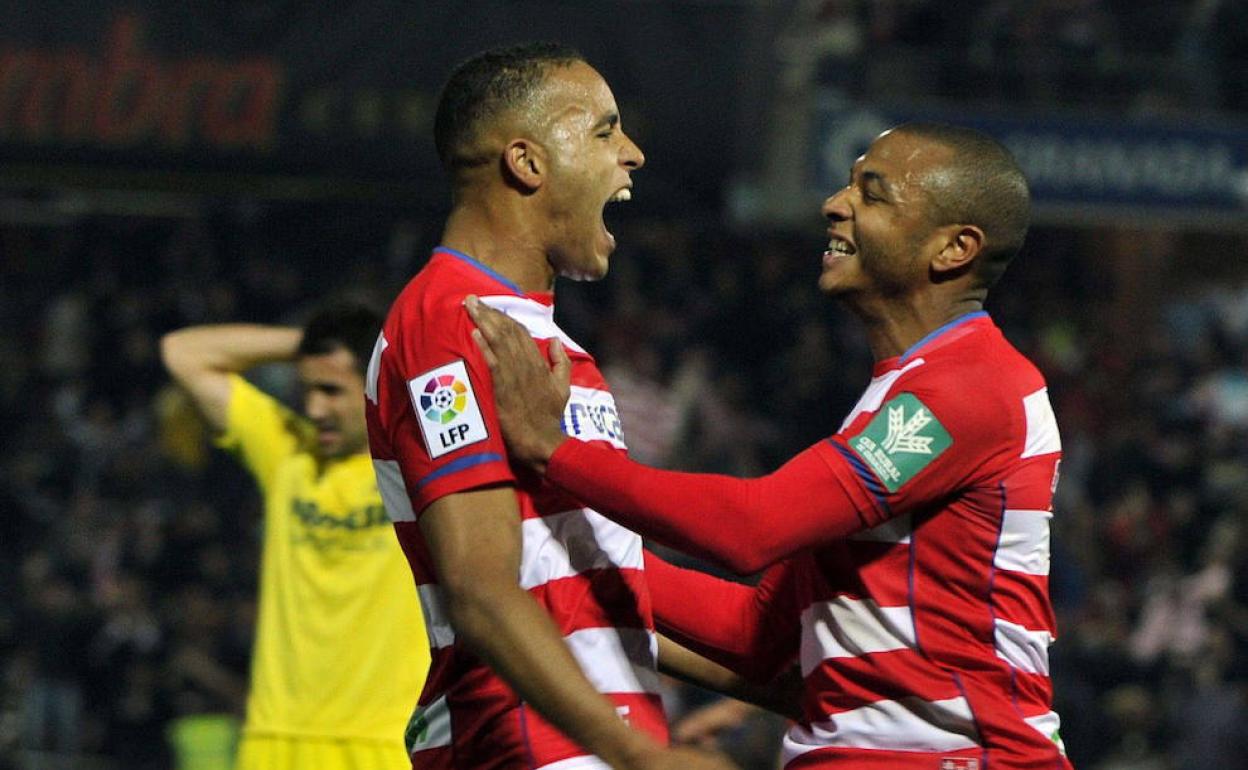 El Arabi y Brahimi se abrazan durante el partido con el Villarreal en 2014 que acabó con un 2-0. 