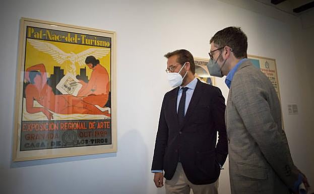 Imagen principal - Arriba, Granados y Escoriza observan el cartel de Hermenegildo Lanz. Abajo, otros carteles de la exposición. 